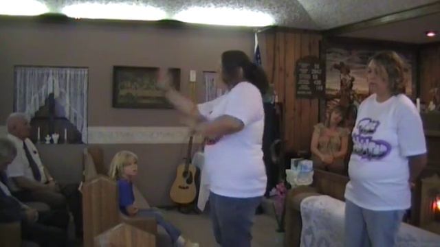 gateway tabernacle clip 7/2/09-sis's stacy, natasha, and kim sign a song смотреть онлайн