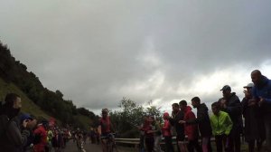 Ivan Cortina sube el Angliru haciendo un caballito | Vuelta a España 2017