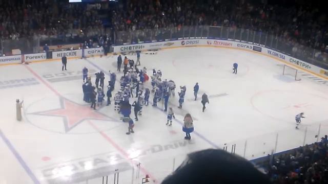 СКА ПРАЗДНУЕТ ПОБЕДУ В ЛЕДОВОМ ДВОРЦЕ! смотреть онлайн
