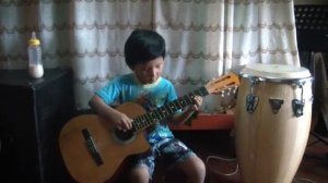 niño de 5 años tocando pajaro campana