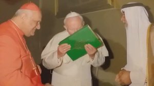 Papa s.Giovanni Paolo II baciò veramente il Corano, ecco le foto dell' Osservatore Romano.