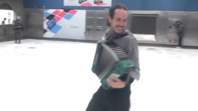 Accordion beatboxing on heelys in Sf subway смотреть онлайн