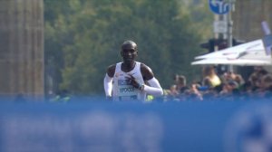 Eliud Kipchoge 🇰🇪  breaks marathon WORLD RECORD with 2:01:09 at BMW BERLIN MARATHON 2022