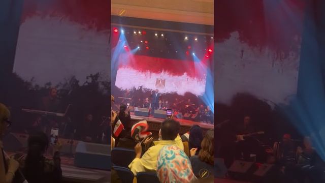 حمدين صباحي وعمرو حلمي ورفاقهم في حفل على الحجار - أحلف بسماها وبترابها смотреть онлайн