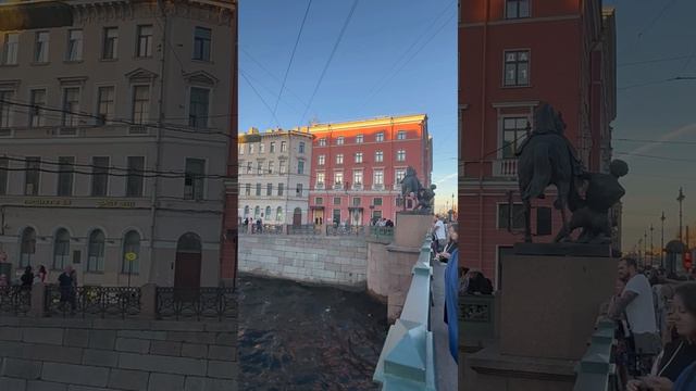 На Аничковом мосту в Петербурге
