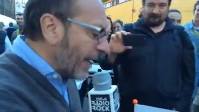 Dario Vergassola canta Rino Gaetano al Karaoke Rock Bike di Radio Rock смотреть онлайн