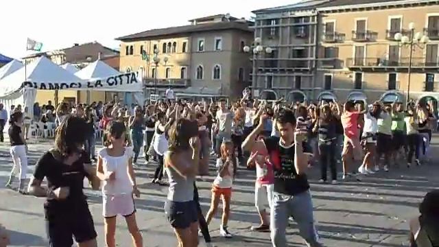 waka waka l'aquila by leonardo p. смотреть онлайн