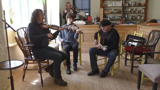 Martin Hayes and Dennis Cahill with Scottish fiddler Ryan Young смотреть онлайн