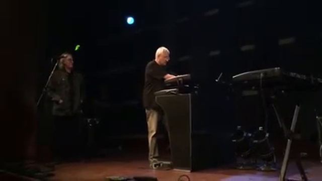 Alex plays Alaska on Eddie’s rig during a U.K. sound check in Philadelphia. смотреть онлайн