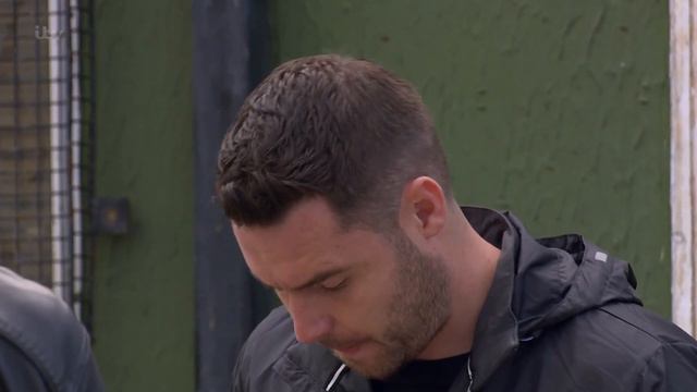 Adam Gives Robert a Strategic Advantage - Emmerdale смотреть онлайн