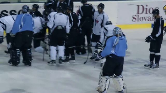 KHL player fights twice on one shift смотреть онлайн
