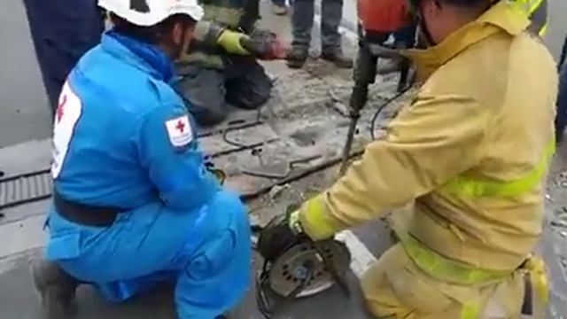 Así intentan rescatar a un hombre que se metió en las vigas de un puente en Calarcá смотреть онлайн
