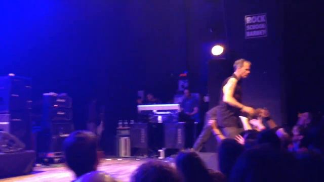 wounded Jello Biafra leaves stage in Bordeaux смотреть онлайн