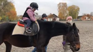 Horseback riding. Алиша катается на лошадях