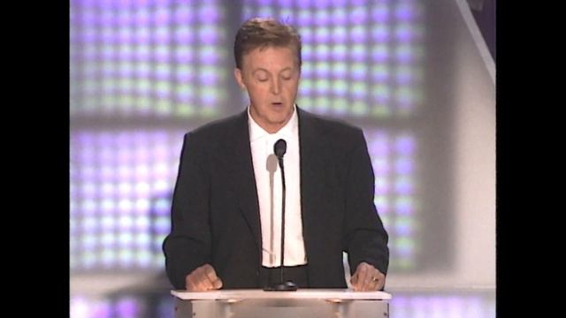 Paul McCartney Inducts James Taylor at the 2000 Rock & Roll Hall of Fame Induction Ceremony смотреть онлайн