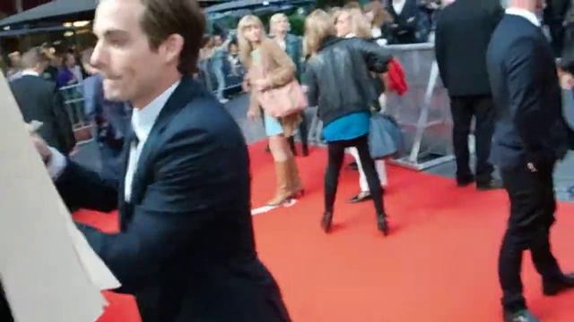 Kevin Zegers signing autographs at "City of Bones" Premiere in Berlin (August 21, 2013) смотреть онлайн