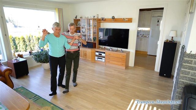 Muppetene Tove og Svein Arne danser "Trampern/Skøyteløperen" i heimen 16.4.2020 смотреть онлайн