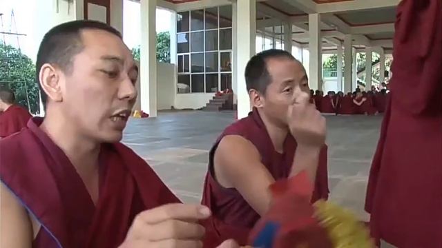 Монгол мицангийн лам Егүзэр хутагт болон Б.Алтанхуяг нар ном хаялцаж байна. смотреть онлайн