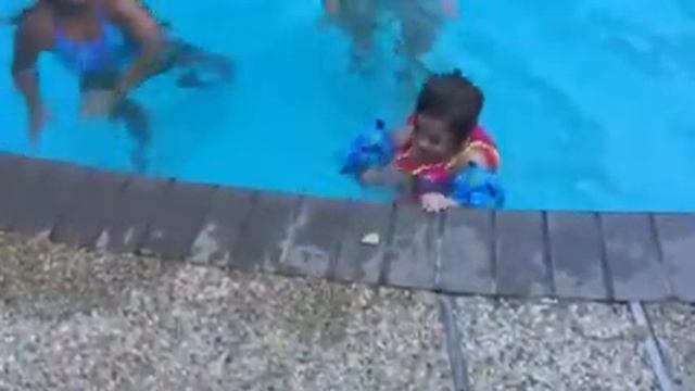 Brianna, Lizzy, Kaylee in the pool смотреть онлайн