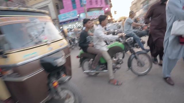 Iftar at Burns Road Food Street | Fresco pe Crazy Rush | Ramzan ki Ronaq in Pakistan смотреть онлайн