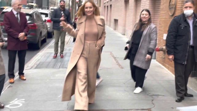 Don’t Mind Me, I’m Just Feelin’ Myself: Leslie Mann Edition #lesliemann #theview #fashion #humor смотреть онлайн