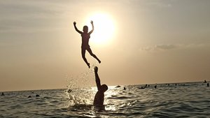 Много купаемся в первые дни. МИ не хочет выходить из моря. Прыжки на батуте