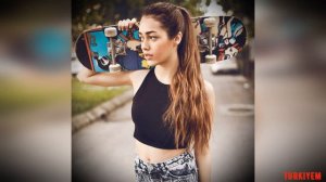 ДИЛАН ЧИЧЕК ДЕНИЗ ПОЗИРУЕТ В КУПАЛЬНИКЕ НА УЛИЦАХ ЛАС-ВЕГАСА. Дилан Чичек Дениз. Dilan Çiçek Deniz.