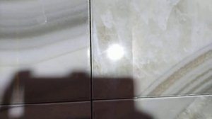 Уложил керамическую плитку на стену