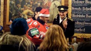 Stephané Julien und Kevin Hecquefeuille (Kölner Haie) auf dem Kölner Weihnachtsmarkt