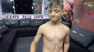 UM MENINO DE 14 ANOS ASSUSTOU COM O SHAPE!!