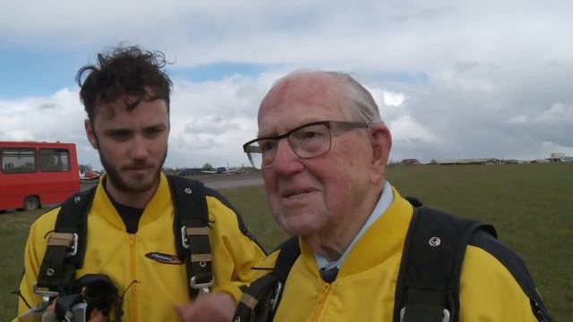 100-year-old man's incredible skydive from 10,000ft смотреть онлайн