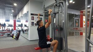 Тяга верхнего блока широким хватом