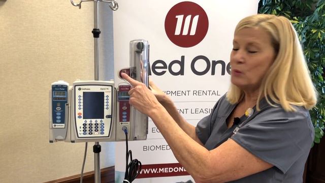 Attaching the Alaris 8120 Module смотреть онлайн