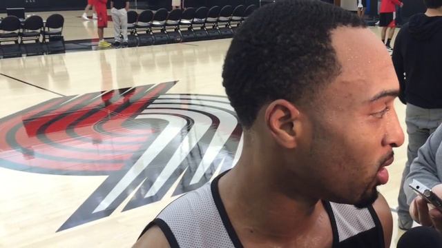 Corey Hawkins works out for Trail Blazers while father Hersey watches смотреть онлайн