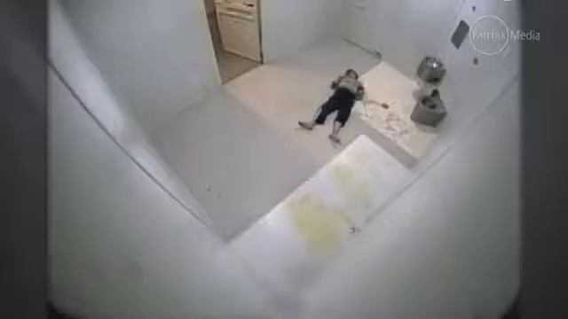 Gong Ling Tang se arrastra fuera del calabozo de la policía смотреть онлайн