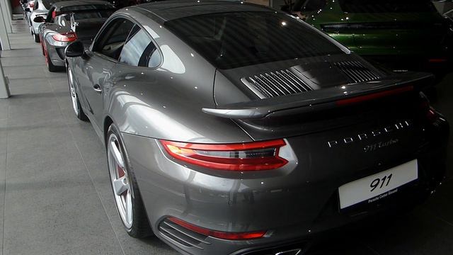 Porsche - Jakob Elias på bilbutikk.