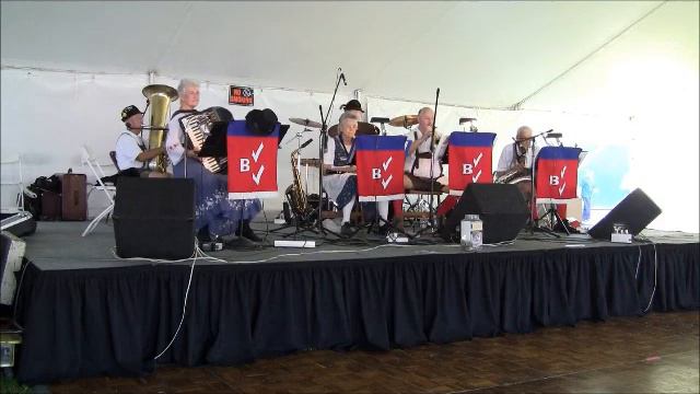 Schutzenliesl Polka by the Bouncing Czechs смотреть онлайн