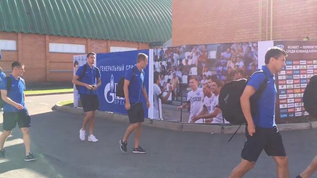 Оренбург - Луч-Энергия. Команды прибыли на стадион смотреть онлайн