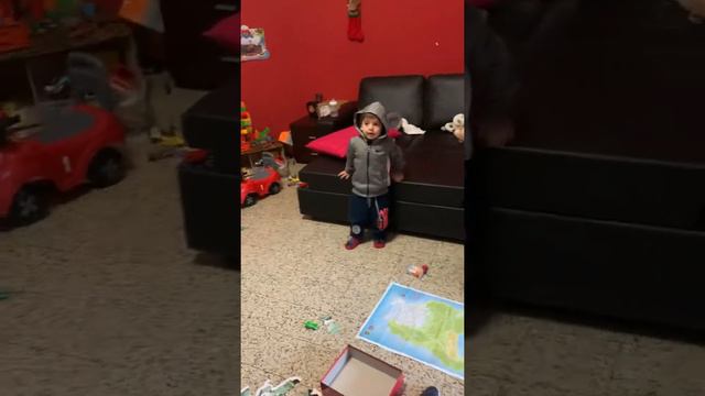 Bimbo di 2 anni balla Losing it Fisher смотреть онлайн