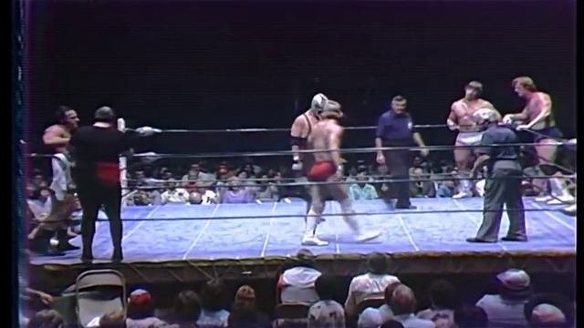 David Von Erich vs. Mark Lewin + David, Kerry & Kevin Von Erich vs. Spoiler, Mark Lewin & Gary Hart смотреть онлайн