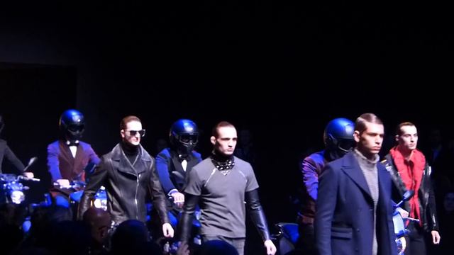 Dirk Bikkembergs Sport Couture Fall/Winter 2016/17 - Finale смотреть онлайн