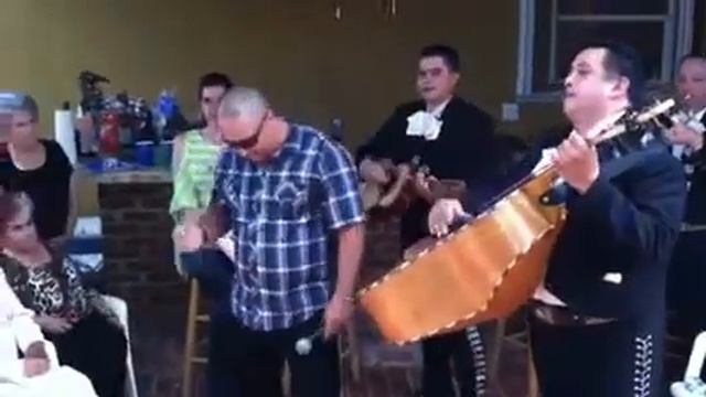 Carlito con mariachis смотреть онлайн