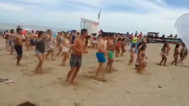 Marco Antonio Zumba en la playa de villa Gesell (Flor Asegim) смотреть онлайн