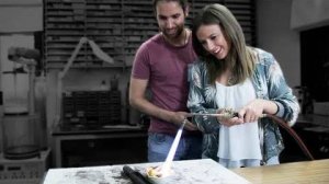 Жених и невеста создают для себя обручальные кольца