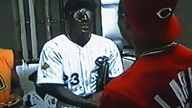 Michael Jordan in White Sox Uniform Greets Barry Larkin, Barry Bonds! смотреть онлайн