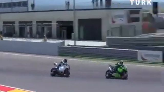 Kenan Sofuoğlu Yarışta Rakibine Kafa Attı - Kenan Sofuoglu Hits Opponent By His Head смотреть онлайн