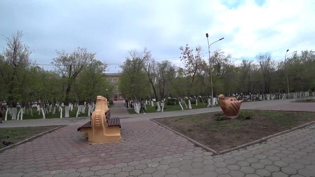 Караганда | совершенная весна от памятника Шахтёрская Слава на Бухар-Жырау в парк