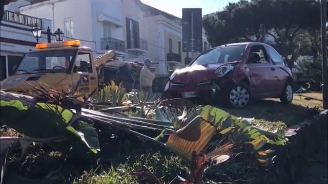 Incidente a Casamicciola, auto finisce in una aiuola - la rimozione смотреть онлайн