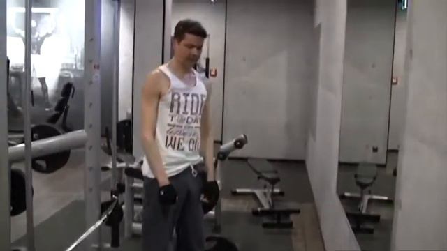 'World's hottest vegan' Ferdinand Beck bulks up in the gym смотреть онлайн