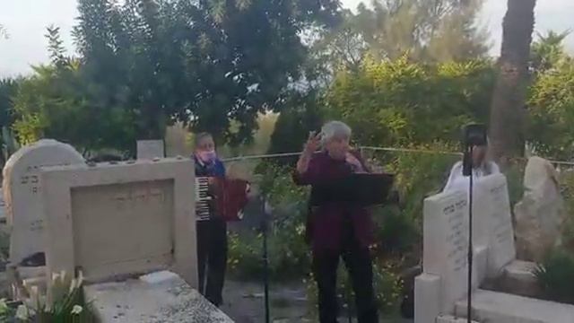 "כנרת" (שם הרי גולן) באירוע לציון 90 למות רחל המשוררת בבית העלמין של כנרת смотреть онлайн